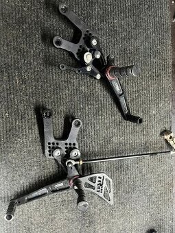 Nastavitelné stupacky yamaha yzfr 125 2008