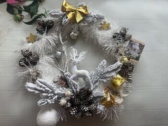 Vánoční věnec. Dekorace na Vánoce. Ozdoby na Vánoce.