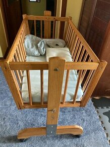 Dětská postýlka/kolébka na kolečkách