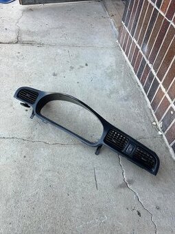 Plast kolem budíků Subaru Legacy bH