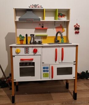 Dětská dřevěná kuchyňka