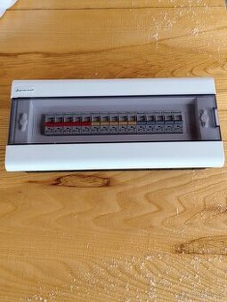 Jističová podomitkova skříň