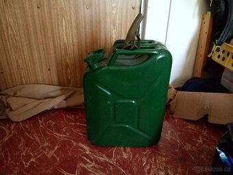 Kanystr na benzín kovový