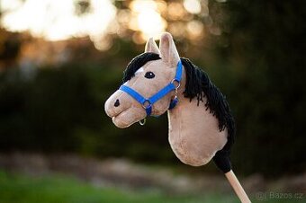 Hobby Horse s ohlávkou a darčekom