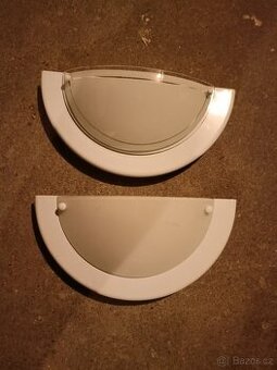 2x nástěnné svítidlo použité.