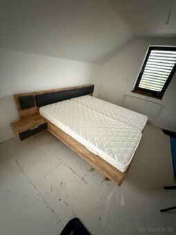 Postel s rošty a matracemi