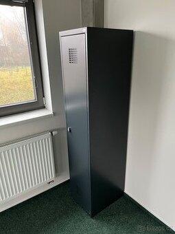 Šatní skříň kovová