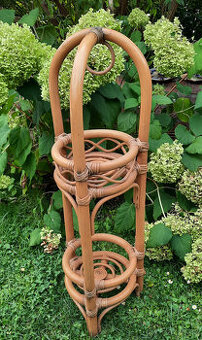 Ratanový stojan na květiny