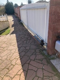 Montáž pohonu křídlové brány – dodávka a instalace