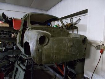Fiat 600 protivítr v započaté renovaci