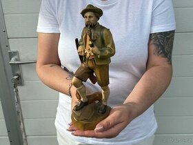Myslivec s jezevčíkem malovaná dřevěná socha