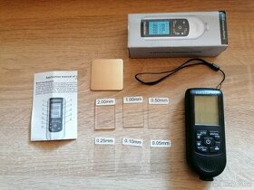 Digitální měřič tloušťky laku včetně kalibračních štítků