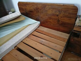 Stará ložnice z masivu s postelí z roku 1942