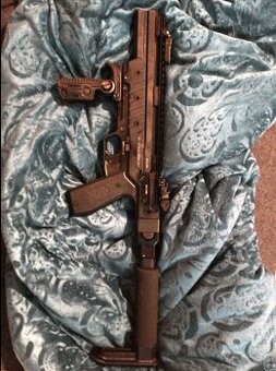 Karabina detonics F1