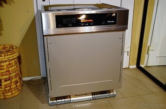 Myčka Miele nerezová vestavná G 5830 SCi , tři koše