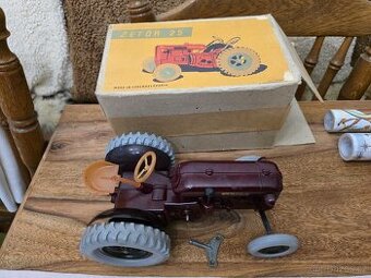 KRASNY BAKELIT TRAKTOR ZETOR 25 KLIČEK S KRABICÍ