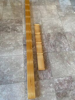 Smrková prkna kolem postele k zavěšení kapsáře