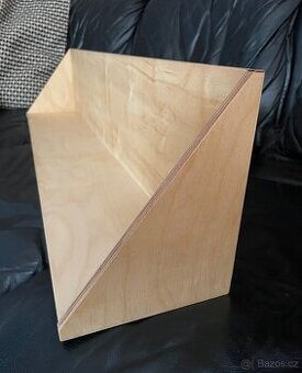 Police z březové překližky, boky trojúhelníkové