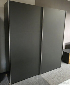 Nová šedočerná zašupovací skříň 2 dveře