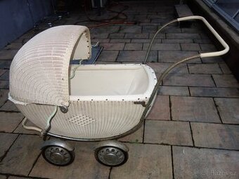Starý kočárek proutěný /bužírkový/, velký na děcka