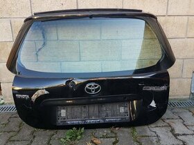 Toyota Corola 2002 zadni sklo + vystroj dveri - 1