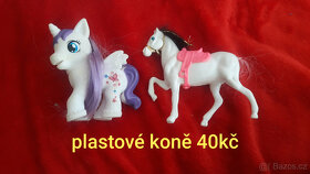 hračky mix,knizky, česací hlava, koně, kolébka...