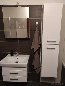 Zrcadlová skříňka s LED osvětlením barva bílá