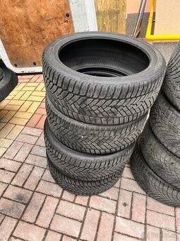 225/40 R18