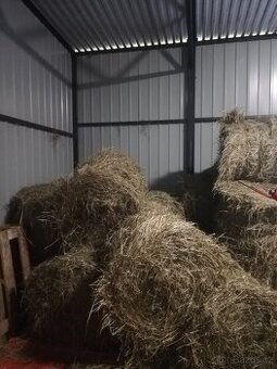 Malé kulaté balíky sena