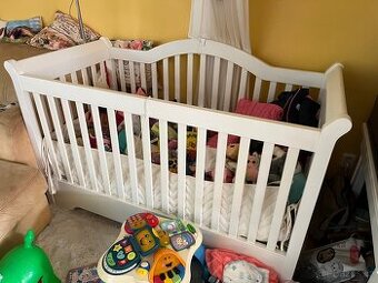 Bila postylka masiv s matraci