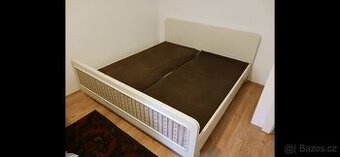 Stará pevná dřevěná ložnice