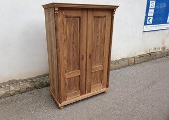 STAROŽITNÁ MODŘÍNOVÁ SKŘÍN PO CELKOVÉ RENOVACI