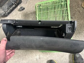 Přihrádka spolujezdce Superb 2