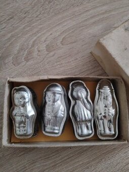 Formičky na cukroví staré. 40 kusů.