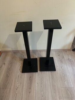 Stojany pod reproduktory