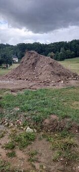 Materiál na zavážku terénu