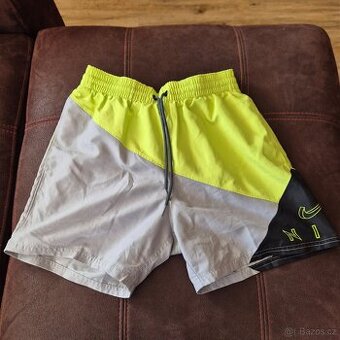 kraťasy vel. S  nike zelinkavé