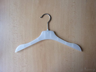 Plastová ramínka na oblečení