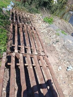 železné palety na dřevo