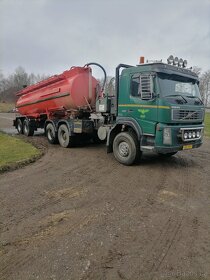 Traktor Volvo + fekál 26cm3