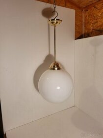 mosazný lustr, velká bílá opálová koule 30 cm