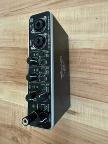 BEHRINGER UMC204HD