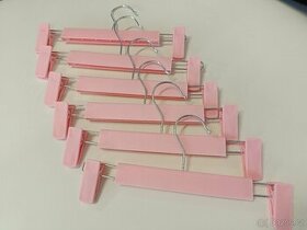 Růžová plastová ramínka s nastavitelnými skřipci - 1