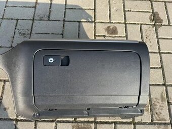 VW Golf 6 kaslik palubni desky.
