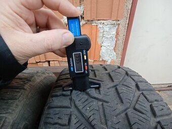 Zimní pneu 205/60/16 4 kusy