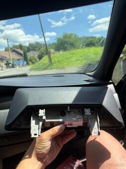 Prodám idrive displej úplně novy je na něm ještě folie