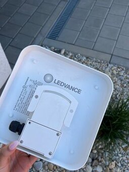LED venkovní světla LEDVANCE – 2 ks + 1 zdarma, plně funkční
