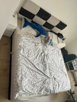 Manželská postel s úložným prostorem