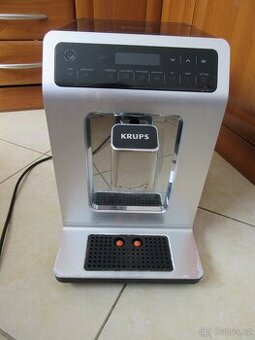 Nabízím automatický kávovar Krups. Nefunkční. Po zapnutí se - 1