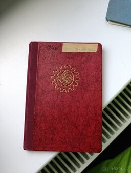 Staré německé doklady z války včetně razítek.